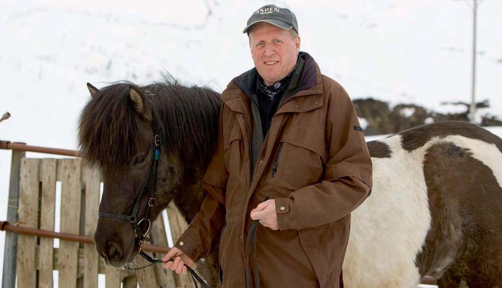 Hestamennskan er eitt af áhugamálum Vals og fjölskyldu hans. Því þótti tilvalið að ljósmyndari Frímúrarans heimsækti hann í sveitina og smellti þar af honum myndum í því umhverfi sem honum er kært.