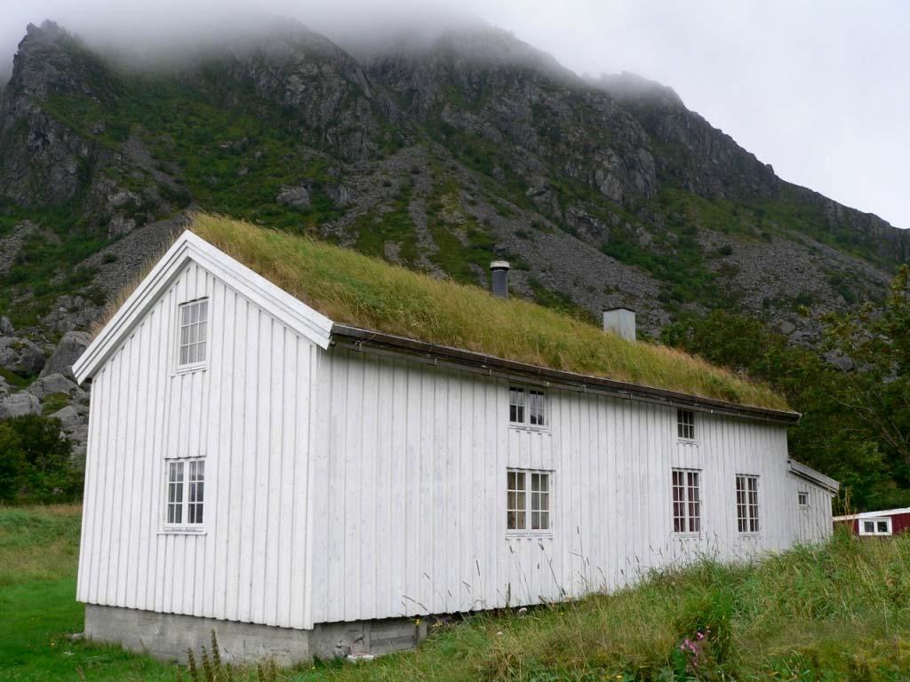 5. Spesielle forhold Søla er en del av Hysvær/Søla landskapsvernområde med dyrelivsfredning, som ble fastsatt den 6. desember 2002.