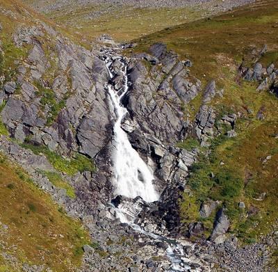 Figur 15. Fossen i Rieppeelva har ingen utpreget fosserøyksone med tilhørende fuktighetskrevende vegetasjon.