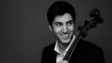 14 15 Kian Soltani (f. 1992) ble født i Bregenz, Østerrike i en persisk musikerfamilie. Han var kun 12 år da han begynte å studere med Ivan Monighetti ved Musikkhøgskolen i Basel.