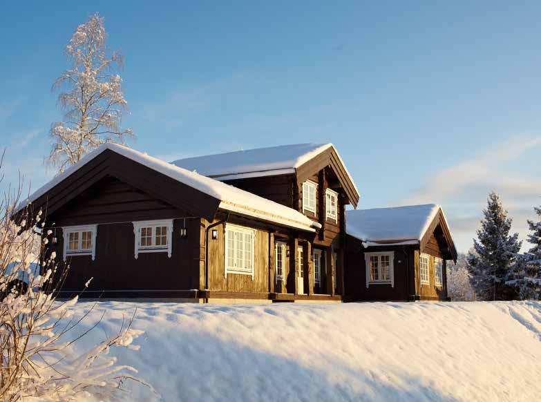 aktuelt Den flotte, stavlaftede tømmerhytta ligger praktfullt til i åsen over Lillehammer med sol fra morgen til kveld.