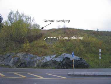 Fig. 3 Bebyggelse i gammel skredgrop på nordsiden av Mor Sme's veg. Fig.