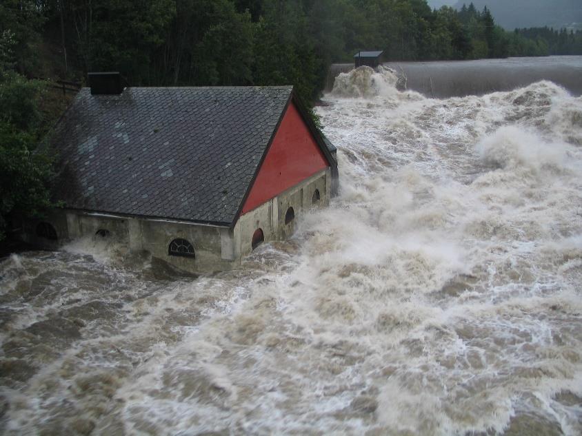 1919 Stikkord: Beskrivelse: Overtopping av dam ved flom Overtopping av dam i forbindelse med flom i september 2005 medførte at stein i nedstrøms damtå løsnet.