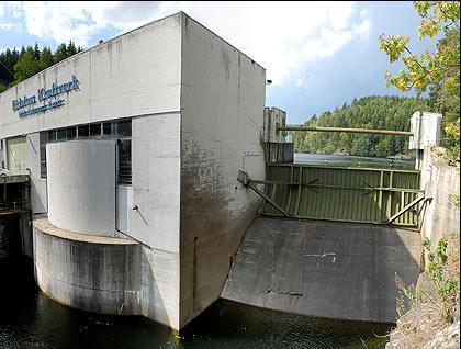 Side 31 6.4 Eidsfoss (Telemark) Operatør: Statkraft Konsulent: - Damtype: Lukedam Dam: Klasse 2 Damhøyde ca. 15 m Damlengde ca.