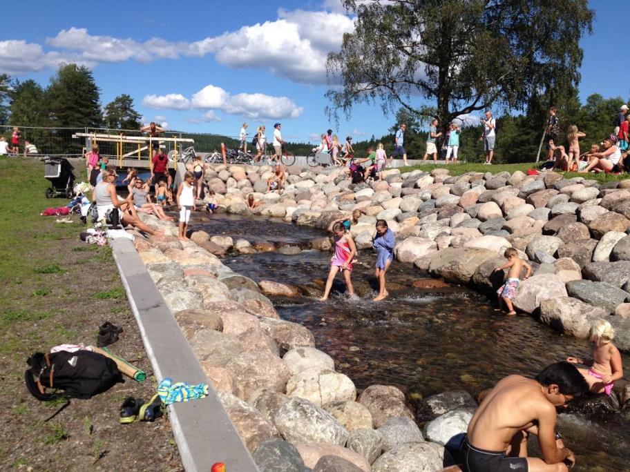 Det nye flomløpet er utformet som et bekkeløp uten store sprang og har åpnet opp vassdraget for blant annet fiskevandring. Bekkeløpet er sikret med betongterskler og rullestein langs kanten.