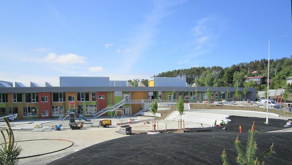 NTNU i Ålesund. Arealbehov og utvikling av området rundt NTNU vil bli avklart gjennom en egen områdeplan for Campus Ålesund. Figur 12: Nye Hatlane skole åpnet høsten 2013. Foto: John H. Fylling 2.