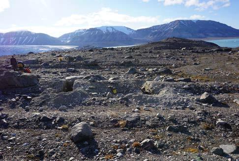 Nederst til venstre: tverrsnitt graves i en av landformene. Nederst til høyre: skjellfragment funnet i tverrsnittet.