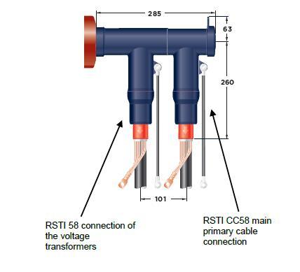 Tilkobling av primærkablene når det er installert spenningsomformere på kabelsiden På grunn av den begrensede monteringplassen inne i kabelrommet er primærkablene og spenningsomformerne tilkoblet med