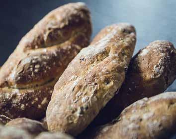 La dette stå til det skummer ca. 5-10 min. 2. Bland sammen mel og salt før du lager en grop i melet og tilsetter oljen og gjærblandingen til en jevn deig.