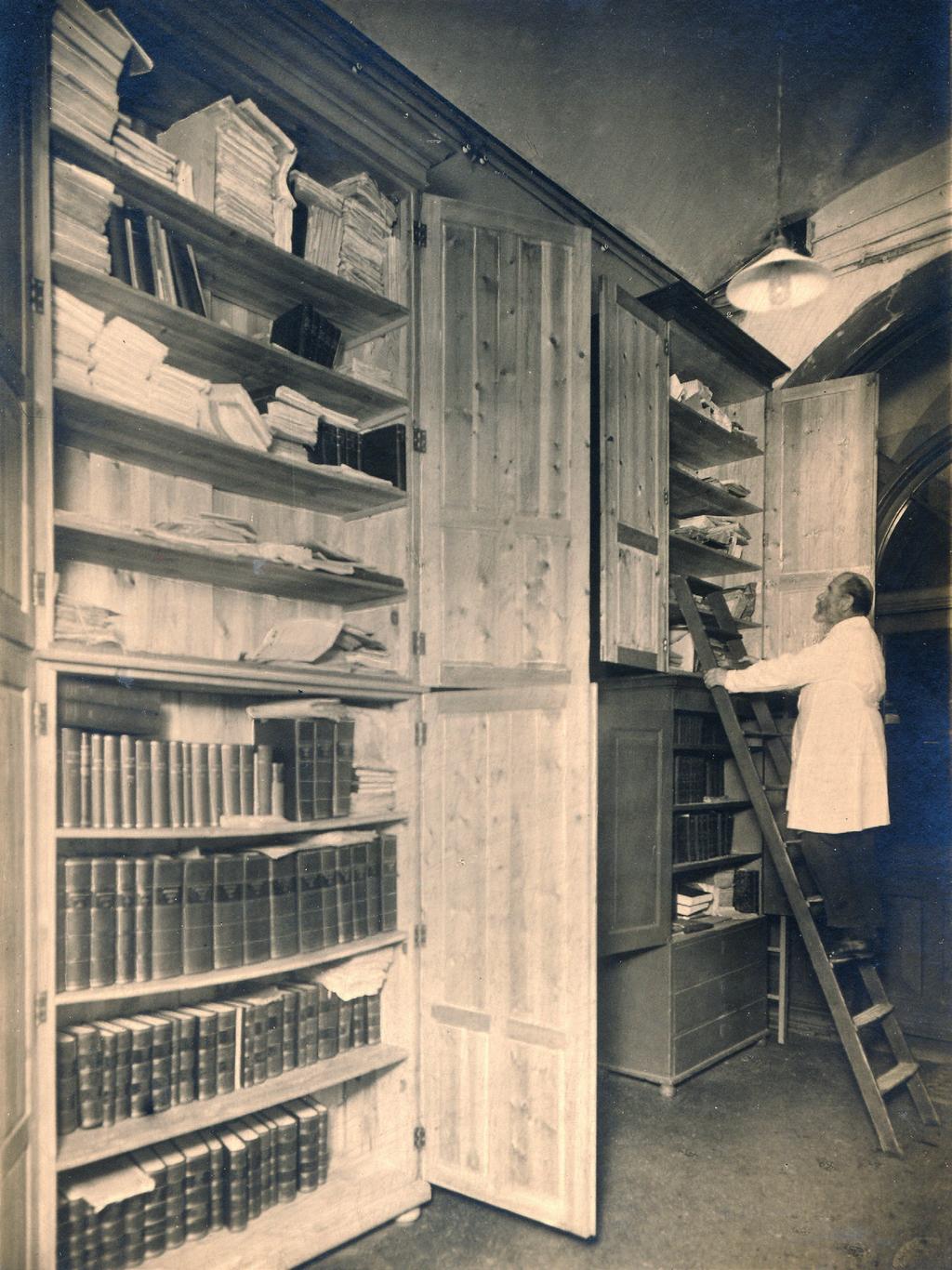 Figur 2. Søren Bloch Laache i sitt bibliotek 1(ukjent fotograf ) hospitalet til Gaustad. En dag så jeg at det lå masse bøker i containeren hvorav noen åpenbart var fint innbundet.