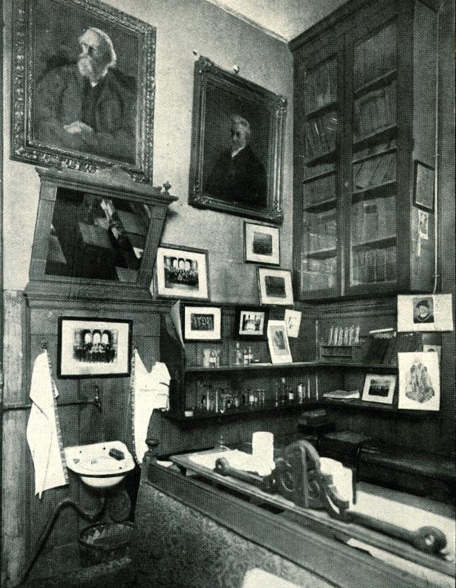 Figur 3.Søren Bloch Laache i sitt bibliotek 2 (ukjent fotograf) igjen med et overskudd på 716 kroner og 31 øre.