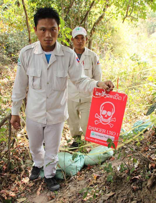 utsatt. Men fattigdom tvinger folk til å ta sjanser: Laos er et svært fattig land. Noen bønder løper stor risiko ved å dyrke jorda tross faren for klasevåpen bombies.