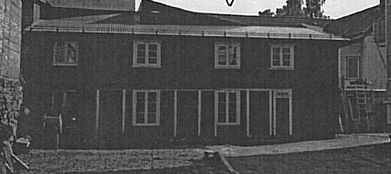 Vinduene gis utforming som i bakgårdshus på eiendommen Håkon den godes gate 27. Det er tofags sidehengslete vinduer med 3 ruter i hvert fag.