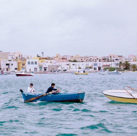Havet brenner Lampedusa er en liten øy i Middelhavet. For desperate flyktninger som kommer i synkeferdige båter har denne øya vært det første møtet med Europa.