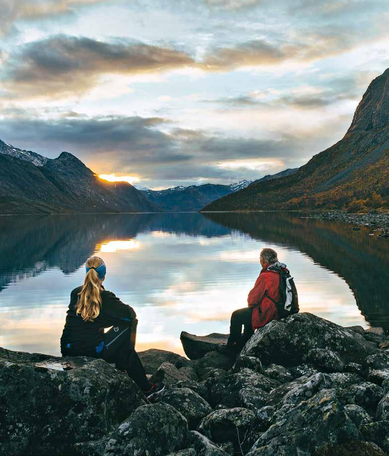 5 VEIVALG, MÅLOMRÅDER OG PRIORITERTE INNSATSOMRÅDER DNT skal være til for alle. Flest mulig skal kunne bruke våre stier, hytter og aktiviteter. Solnedgang over Gjende.