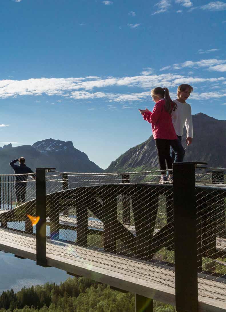 FORORD I 2023 vil det vera 30 år sidan dei første prøvande stega for å finna fram til korleis offentlege vegar kan nyttast for å styrka det norske reiselivsproduktet.
