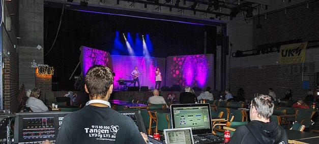 Stor variasjon Fra scenen ble det servert kultur med stor variasjon. Her var dans, sang og musikk.