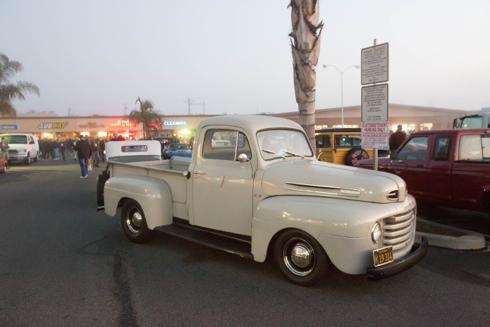 Mange benytter anledningen til å besøke Classic Industries på Huntington Beach, som har stort utvalg av reprodeler til GM og Mopar, eller besøke andre forretninger relatert til bil, f.eks.