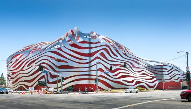 Walk of Fame Petersen Automotive Museum ligger sentralt i Los Angeles like nedenfor Hollywood, Sunset Bouldvard og Santa Monica Boulevard.