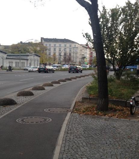 Foto: Kristine Sand Handlegate i Koblenz, Tyskland. «Sykkelvei med fortau» uten nivåforskjell men med oppmerking som skiller gående fra syklende.
