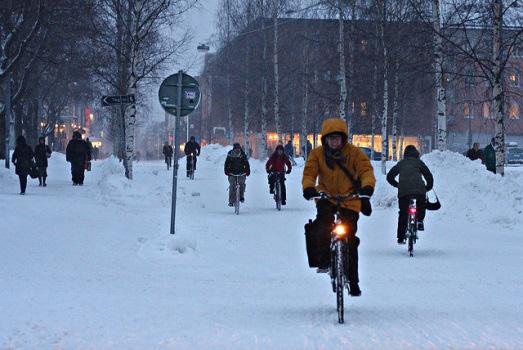 HVA ER EN SYKKELGATE 45 VINTERSYKLING Bilde 27. Vintersykling (ibikeoulu 2013). En ekstra utfordring når man tilrettelegger for syklister i Norge, er snø og snøbrøyting.