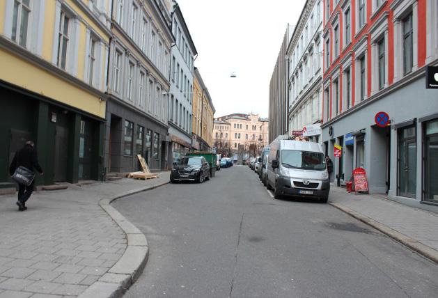 ser hverandre. På en annen side er det disse syklistene som med mest sannsynlighet vill sykle nær de parkerte bilene når de møter trafikk.