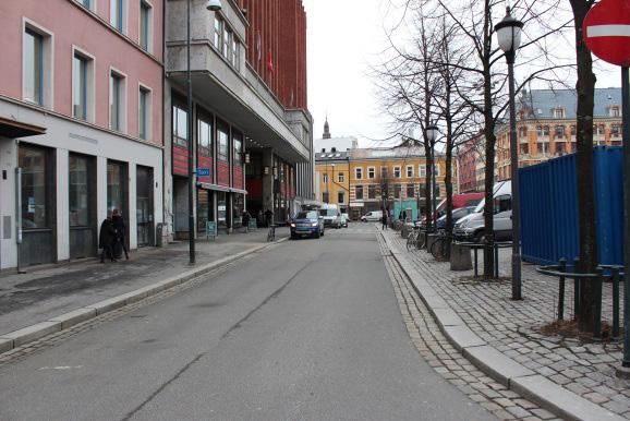 Fartsreduserende tiltak er dermed også med på å knytte torget til uteservering og butikkene på østsiden siden mange krysser gaten. EKSEMPEL 3.