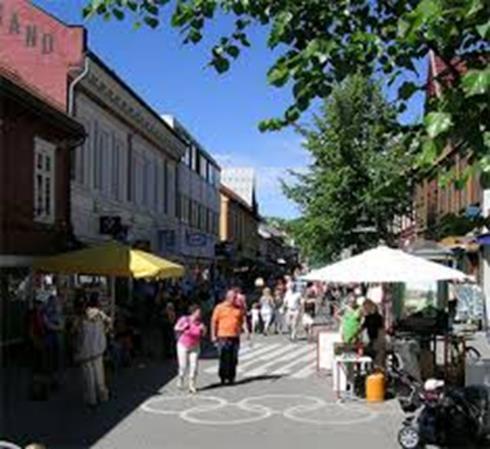 struktur (til høyre) på tre etasjer, med en parkeringsplass per ansatt, overflateparkering og 25 m 2 bruksareal per ansatt gir 30 arbeidsplasser per dekar. Foto: XXX.