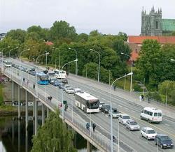 De konkluderer med at stor overgang fra bil til kollektivtrafikk også krever restriktive tiltak mot biltrafikken.