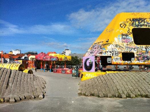 Bildet til høyre viser lekeplass på midlertidig ledig areal i Stavanger (foto: Marianne Knapskog).