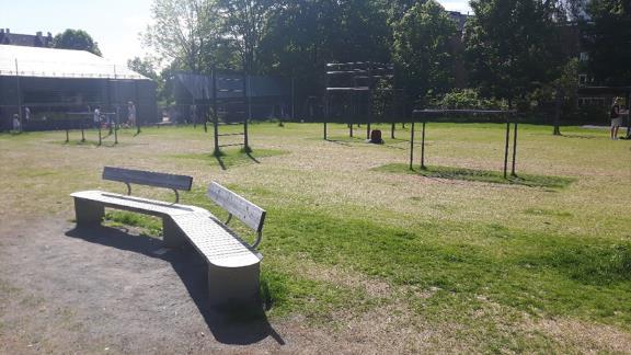 Flere har anlagt lekeplass på torget, og noen har laget sandvolleyballbane på tidligere parkeringsplasser.