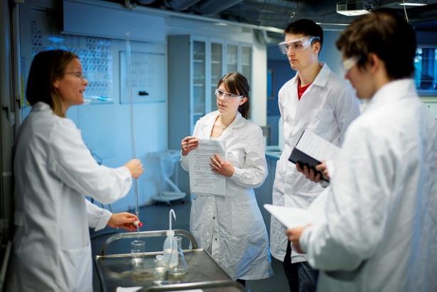 Studiehåndbok for Bioteknologi og kjemi Velkommen til oss på bioteknologi og kjemi (B&K) Denne studiehåndboken er laget for å hjelpe deg med å finne svar på spørsmål du måtte ha, og gi deg