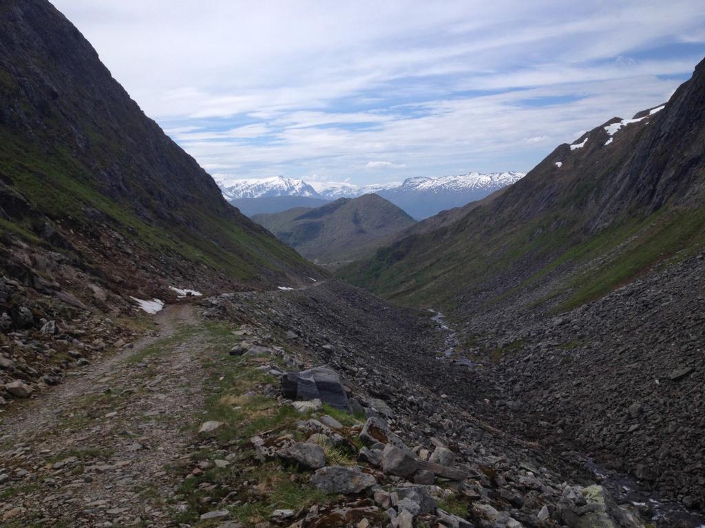 Ved det planlagde inntaket på kote 695 skal det byggast ein 15 meter lang og ca. to meter høg dam. Vassvegen nedover er planlagt som nedgravde rør, 2,25 km.