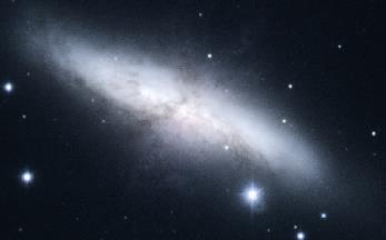 M82 er en irregulær galakse ingen struktur i synlig lys (t.v.