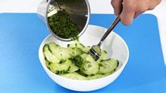 4 La agurksalaten stå i minst 15 minutter, gjerne i kjøleskapet. 5 Dryss på finhakket persille før du serverer. B 1 Skyll potetene og skrell dem med en potetskreller.