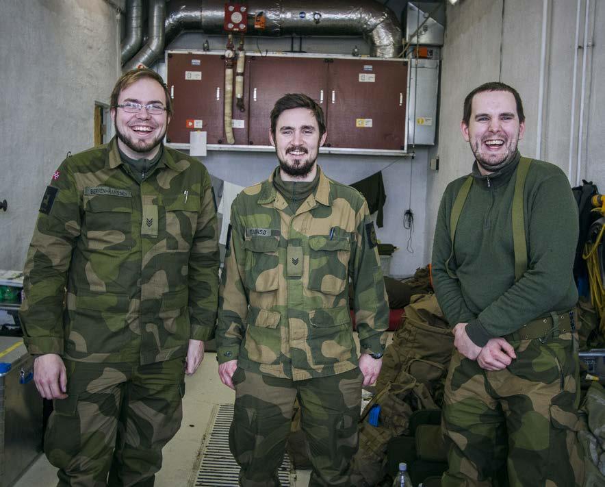 KOMBINERTE FELTLIV OG EKSAMEN I en sliten og nedlagt vognhall på Banak flystasjon satt Claymore-soldat Hans-Kristian Valnes fra Tromsø og ventet på å komme i gang med øvelse Joint Viking.