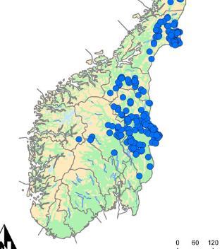 Side 13 av 21 Figur 6. Nedgangen av tetthet av hannbjørn fra 2010 (tv) til 2016 (th) I 2016 ble det påvist minimum 125 brunbjørner i Norge ved hjelp av DNA-analyser.