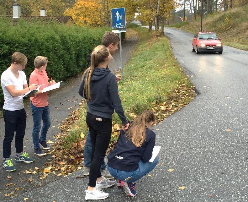 Del 2 skal leveres innen 5 timer Maks 49 poeng Hjelpemidler: Se side 2 Oppgave 1 (6 poeng) Noen elever i klasse 10 A registrerer hvor mange personer som sitter i hver personbil som kjører forbi