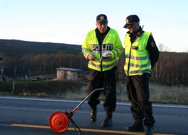 Oppgave 6 (5 poeng) a) En bil har en gjennomsnittsfart på 60 km/h. Hvor langt kan bilen kjøre på 1,5 h?