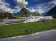 I Jostedalen, Fjærland og fleire andre stader kan du bli med erfarne og lokalkjende breførarar på brevandring. På Nigardsbreen i Jostedalen er det mellom anna daglege familieturar heile sommaren.