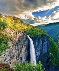 Feigumfossen, Luster Den 218 meter høge Feigumfossen ligg idyllisk til på sørsida av Lusterfjorden.