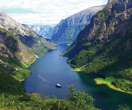 Naeroyfjorden Katrin Moe Sognefjorden - og dei vakre fjordarmane 8 Sognefjorden ligg midt i Fjord Norge, og er med sine 204