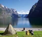 Sognefjorden har fleire spesielle fjordarmar som strekkjer seg inn mellom stupbratte fjell og endar i små, idylliske bygder.