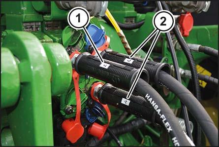 7 Igangsettning 7.2 Tilkobling av hydraulikkslanger ADVARSEL! Økt fare for personskader! Under tilkobling (spesielt under rygging av traktoren) må ingen oppholde seg mellom traktoren og maskinen.