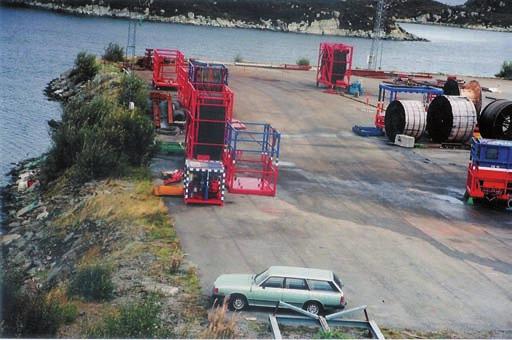 Åkrehamn Trålbøteri etablerer seg på Husøy I begynnelsen av 1990 årene ble det mer og mer klart at sterke krefter var i sving for å avvikle Åkrehamn som fiskerihavn og etablere noe nytt på