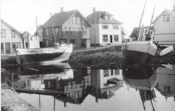 Dette bildet er tatt etter det orkanaktige uværet i januar 1952. Skøyta til venstre støtter seg til Strandavegen.