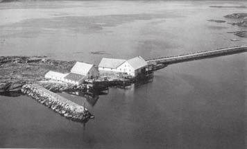 Arbeidet med moloene startet våren 1910. I forbindelse med disse moloarbeidene ble det også mudret en renne mellom ytre og indre havn langs Varholmenes østside med en dybde på 5,0 meter.