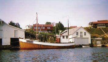 De nye eierne utstyrte båten med 40 hk Bolindermotor. «Østhus» ble i mange år brukt som «seiler» under vintersilfisket. Dvs.