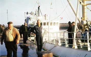 Skotter på besøk i Åkrehamn «Que Vadis» og skipper Macalinden i full fart på kaien i Ayr. Noe må ordnes før avgang til fiskefeltet. Kraftblokkfisket smittet også over til Skottland.