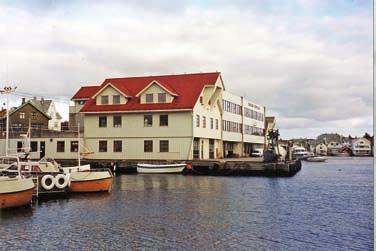 Produksjonsbygg vest (B se side 93) ble oppført i 1989. Jens Knutsen/Jakob Ljøens bolighus, som stod på denne tomten, ble kjøpt i 1966. En tid ble huset benyttet som hovedkontor (2.